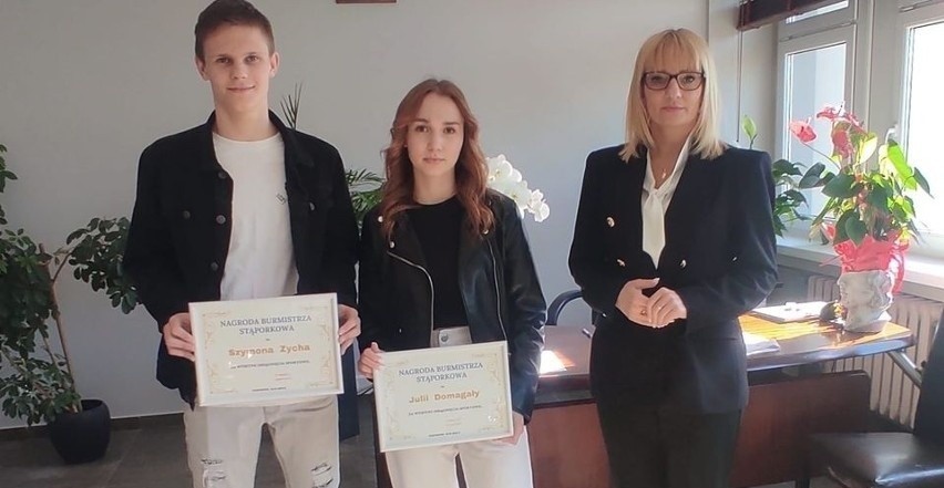 Julia Domagała i Szymon Zych otrzymali nagrodę burmistrza Stąporkowa za wybitne osiągnięcia sportowe. To mistrzowie karate