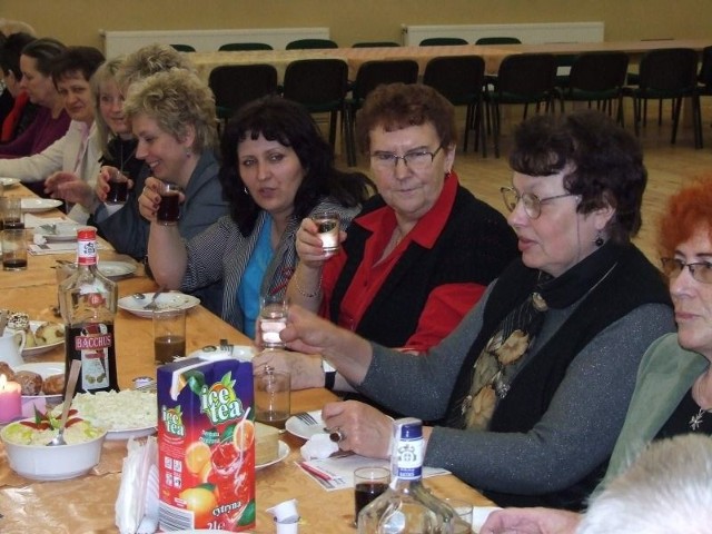 Kieliszkiem wina wzniesiono toast za zdrowie, szczęście oraz pomyślność wszystkich pań.