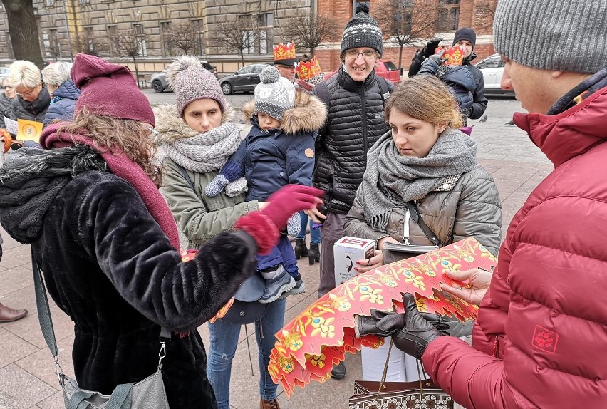 Kraków. Tłumy ludzi uczestniczyły w Orszaku Trzech Króli. Szukajcie się na zdjęciach [DUŻO ZDJĘĆ]