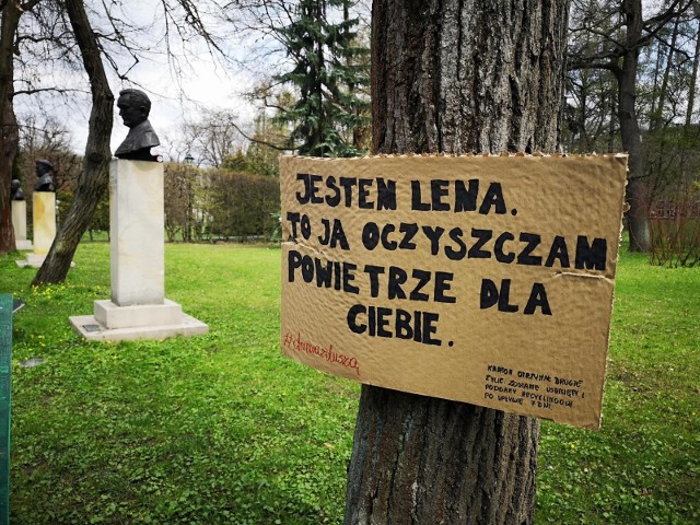 24.04.21 krakowpark jordana park krakowski tekturowe tabliczki na drzewach  akcja drzewa z dusza kazde drzewo ma imie n/z: fot. aneta zurek / polska pressgazeta krakowska