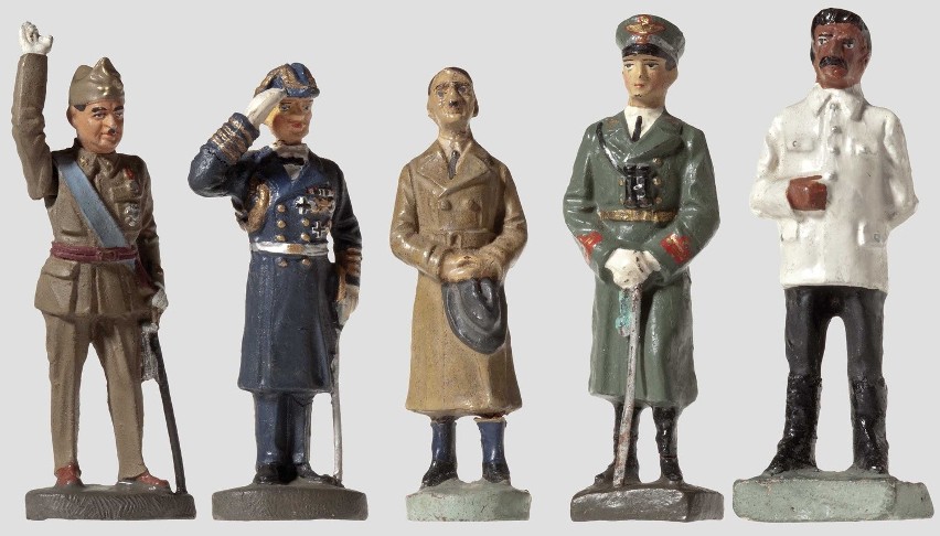 Między innymi: Józef Stalin (pierwszy z prawej), generał...