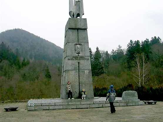 Spór o pomnik generała Świerczewskiego będzie jeszcze trwał przez lata. 