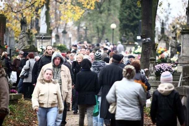 Radomianie od rana odwiedzają cmentarz przy ulicy Limanowskiego.