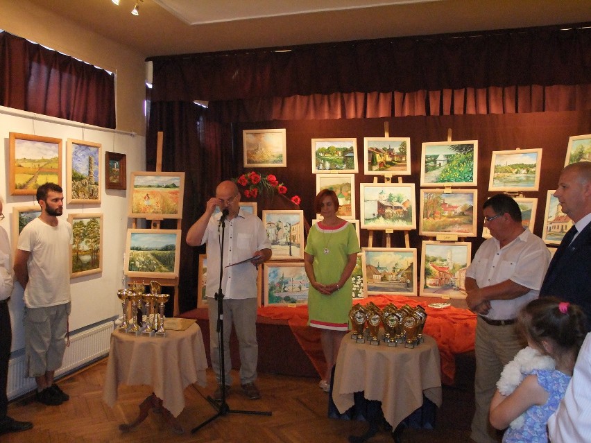 Wystawa poplenerowa w Iłży. Artyści pokazali zabytki powiatu radomskiego