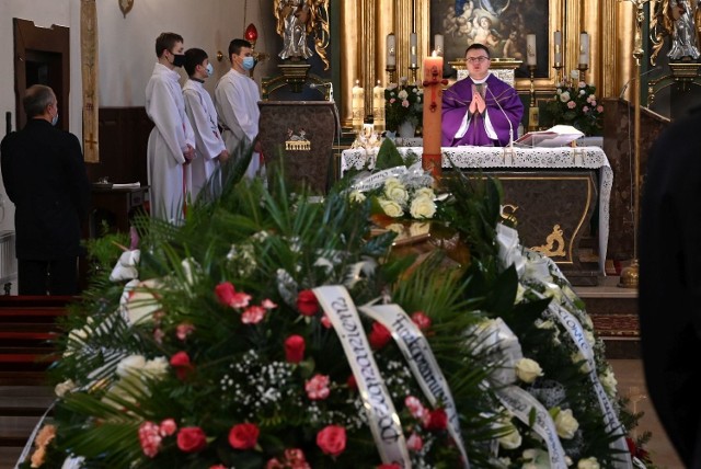 W sobotę, 17 października w kościele w Tumlinie, w gminie Zagnańsk odbył się pogrzeb zastępcy Świętokrzyskiego Wojew&oacute;dzkiego Inspektora Inspekcji Handlowej oraz wiceprzewodniczącego Rady Gminy Miedziana G&oacute;ra, Wojciecha Bugaja. Ze względu na obostrzenia związane z przynależnością powiatu kieleckiego do czerwonej strefy, w kościele była tylko najbliższa rodzina, przyjaciele i znajomi zmarłego oraz przedstawiciele władz, ale wiele os&oacute;b modliło się za jego duszę przed świątynią.&gt;&gt;&gt;Więcej zdjęć z uroczystości na następnych slajdach&lt;script async defer class=&quot;XlinkEmbedScript&quot;  data-width=&quot;640&quot; data-height=&quot;360&quot; data-url=&quot;//get.x-link.pl/87120beb-5633-3457-a144-cdb56abbb763,15061602-a105-0c0f-4666-cee94533c5ba,embed.html&quot; type=&quot;application/javascript&quot; src=&quot;//prodxnews1blob.blob.core.windows.net/cdn/js/xlink-i.js?v1&quot; &gt;&lt;/script&gt;To był bardzo smutny i piękny pogrzeb, w miniony czwartek wiadomość o nagłej śmierci 43 - letniego Wojciecha Bugaja wstrząsnęła całym regionem. Mężczyzna źle się czuł od kilku dni był przeziębiony, przebywał w domu. Jeszcze w środę rozmawiał z urzędnikami wojewody, planowali działania na kolejne tygodnie. Niestety to były ich ostatnie rozmowy.CZYTAJ TEŻ: Nie żyje Wojciech Bugaj