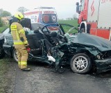 Wypadek w powiecie legnickim. Auta zderzyły się na zakręcie. Z BMW niewiele zostało. Są ranni [ZDJĘCIA]