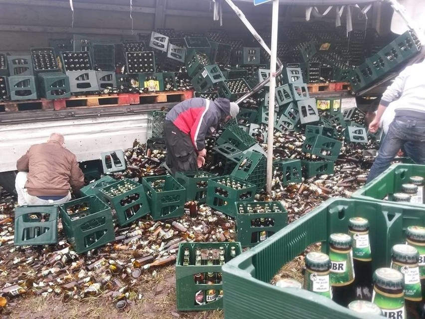 Rondo Berbeckiego: Kilkadziesiąt skrzynek z piwem wypadło z ciężarówki (ZDJĘCIA)