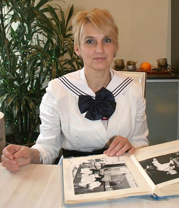 - Kiedyś studniówki miały zupełnie inną oprawę &#8211; twierdzi Anna Łapieniecka, dyrektork Liceum imienia Konopnickiej w Radomiu, podczas oglądania starych zdjęć szkoły.