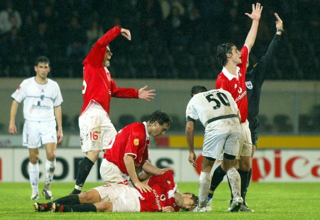 Węgier Miklos Feher zmarł na boisku25 stycznia 2004 roku , w końcóce meczu Benfiki Lizbona z Victorią Guimaraes