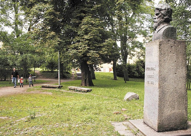 Koszty renowacji podstawy do popiersia Norwida będą wysokie. Farba, którą pomalowano obelisk, mimo że nie rzuca się w oczy jest bardzo trudna do usunięcia. 