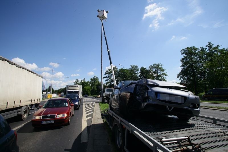 Wypadek na ul. Aleksandrowskiej. Auto na latarni [zdjęcia]