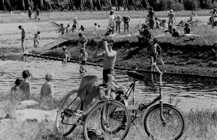 Czerwiec 1976 roku, rowerzyści na nowo otwartym kąpielisku w...