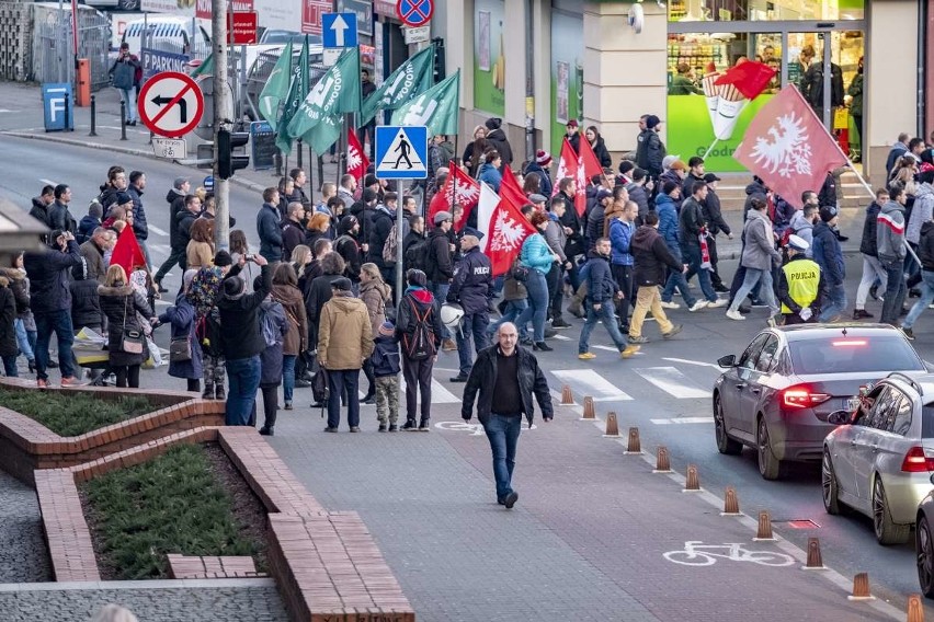 Kilkaset osób wzięło udział w Marszu Zwycięstwa, który w...