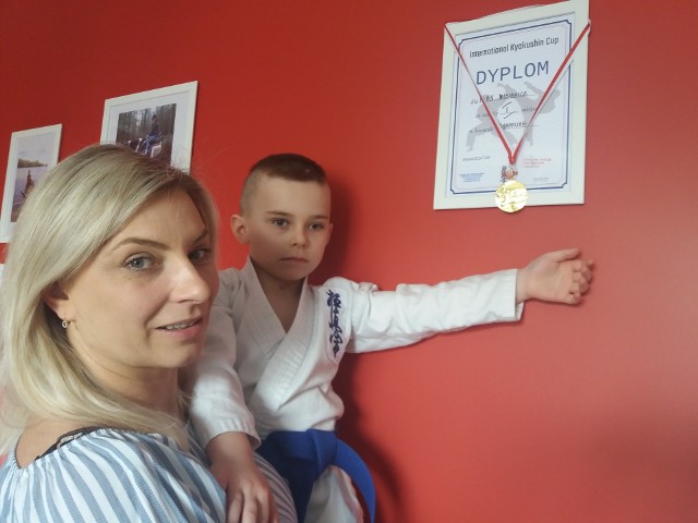 Alanek z mamą, Kingą przy dyplomach zdobytych w zawodach karate. Chłopiec wrócił do treningów. Chce również wystartować w zawodach.