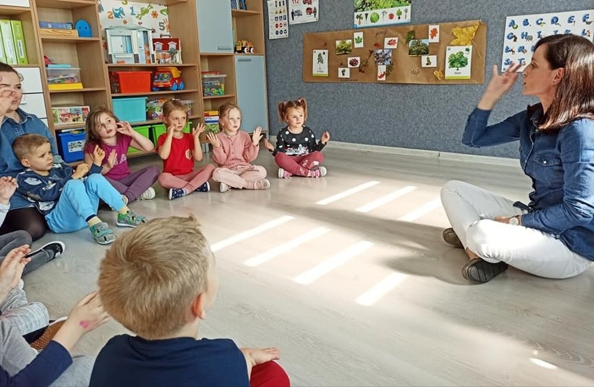 Nowe zajęcia w Przedszkolu HaHaHa w Opatowie. Po co przedszkolakom język migowy? (ZDJĘCIA)