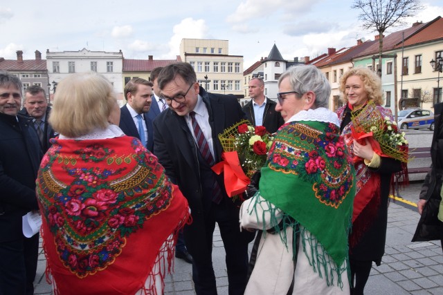 Minister sprawiedliwości Zbigniew Ziobro złożył dzisiaj 26 marca odwiedził Żywiec, gdzie złożył kwiaty pod pomnikiem św. Jana Pawła II i spotkał się z mieszkańcami.