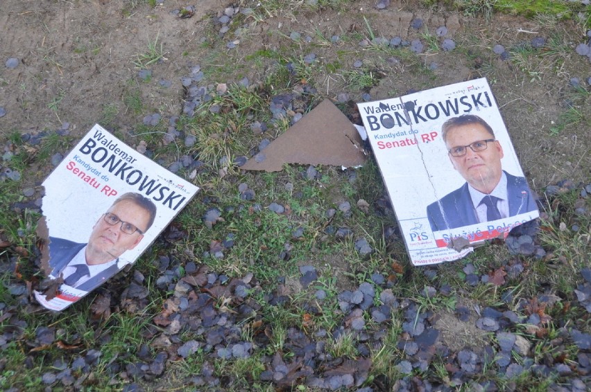 Plakaty i bannery wyborcze w Borkowe, których nie uprzątnęły...