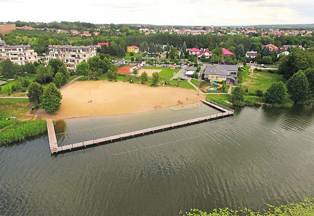 Plaża miejska nad jeziorem Niskie Brodno to najczęściej odwiedzane kąpielisko. Pilnuje go aż czterech ratowników.