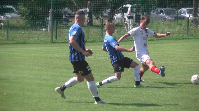 O piłkę z zawodnikami z Czerska walczy Eryk Kosiński (z prawej)