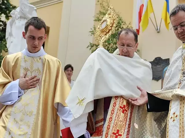 Na zdjęciu bp Marian Rojek (w środku).