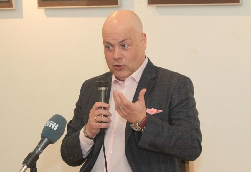 Radom. Marek Krajewski, autor kryminałów, zachwycił czytelników na spotkaniu w bibliotece