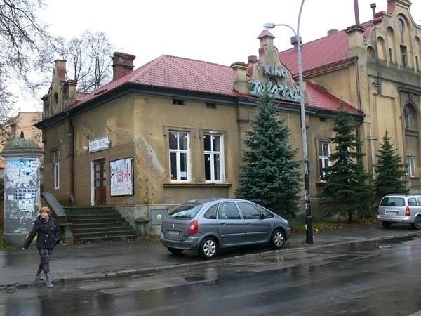 Z roku na rok budynek przy ulicy Sokolej jest w coraz gorszym stanie.