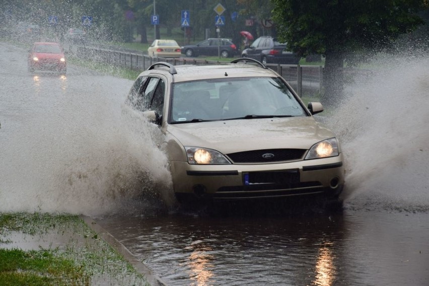 Przez Inowrocław przeszła potężna ulewa. Studzienki ściekowe...