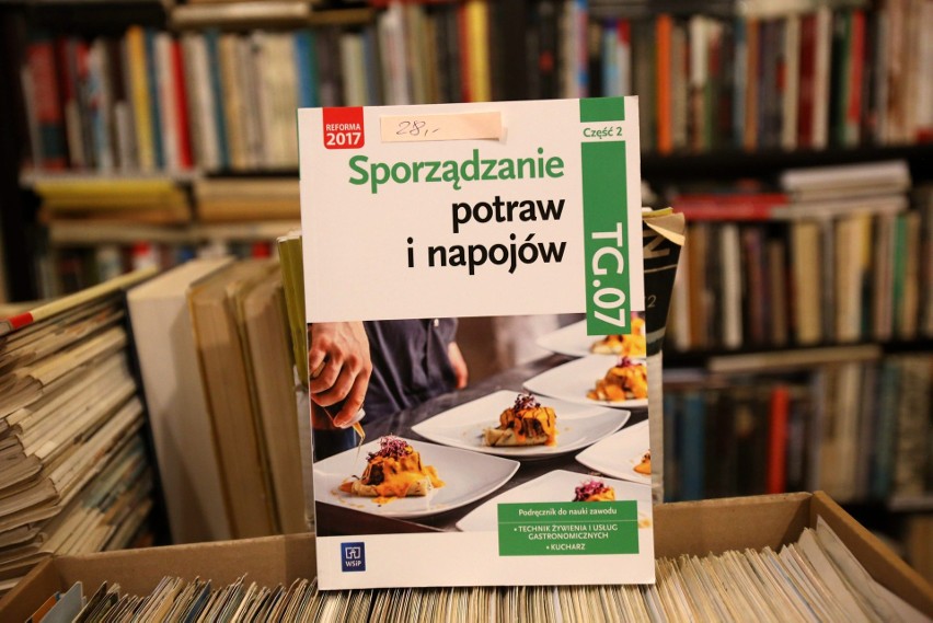 Ceny podręczników szkolnych w antykwariacie w Katowicach....