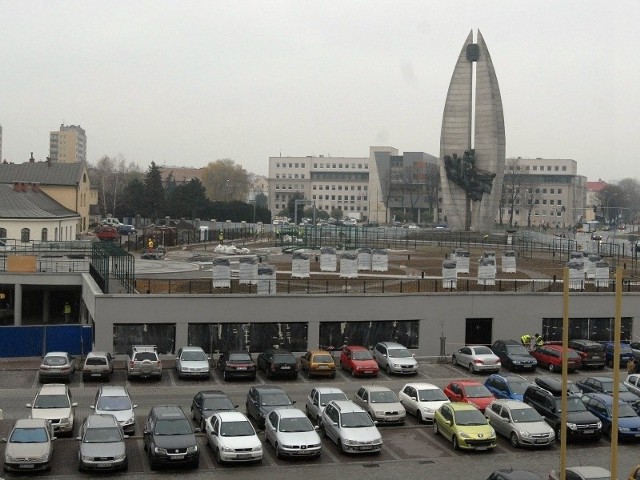 Kierowcy zamiast zapłacić od razu płacą za parking przed samym wyjazdem, co powoduje korki.