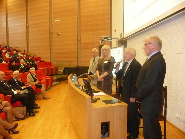 Dr Janu Telus, rektor Wyższej Szkoly Ekonomii, Turystyki i Nauk Społecznych i profesor Janusz Król z Uniwersytetu Jana Kochanowskiego otworzyli Międzynarodową Konferencję zatutułowaną "Wychowanie u źródeł". sdlecnzych i