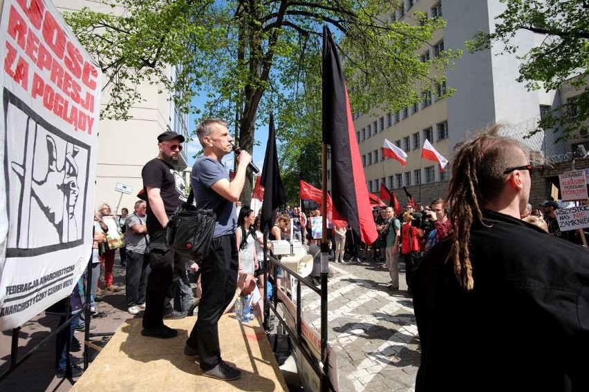 Poznań: Demonstracja przed bramą aresztu przy ul. Młyńskiej