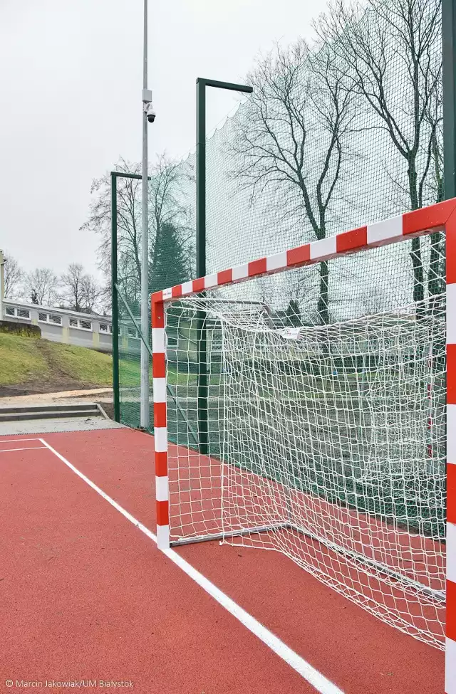 Miasto zrealizowało kolejną inwestycję sportową, tym razem w białostockiej Szkole Podstawowej nr 30. Uczniowie mają do dyspozycji nowe boisko wielofunkcyjne z nawierzchnią poliuretanową.