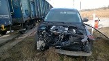 Dramat na przejeździe kolejowym w gminie Gnojno. Audi kontra 41 wagonów [ZDJĘCIA]