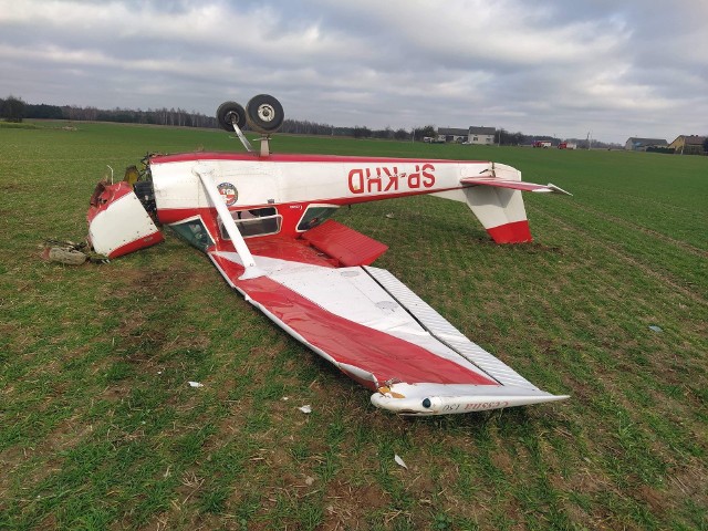 Awionetka lądowała awaryjnie najprawdopodobniej z powodu awarii silnika. Podczas przyziemienia maszyna koziołkowała. Ranny pilot przewieziony został do szpitala.