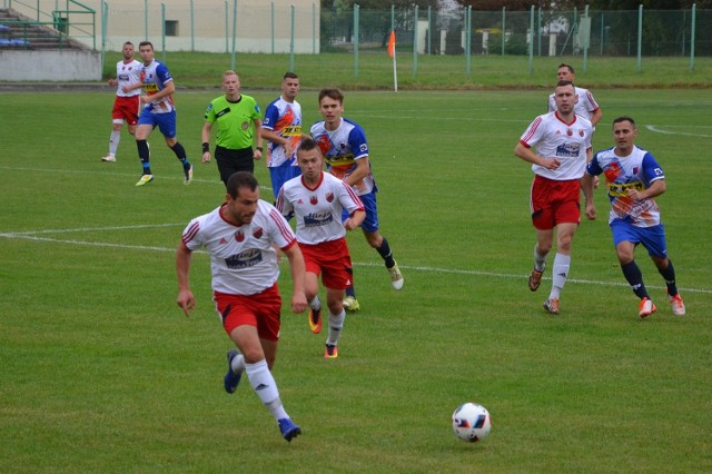 Piłkarze Wisły Nowe (białe koszulki) przegrali u siebie z Orlętami Aleksandrów Kujawski 0:2