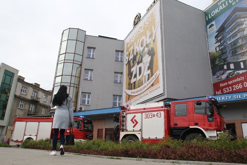 Alarm bombowy na maturach w Kielcach. Uczniowie ZDZ na boisku