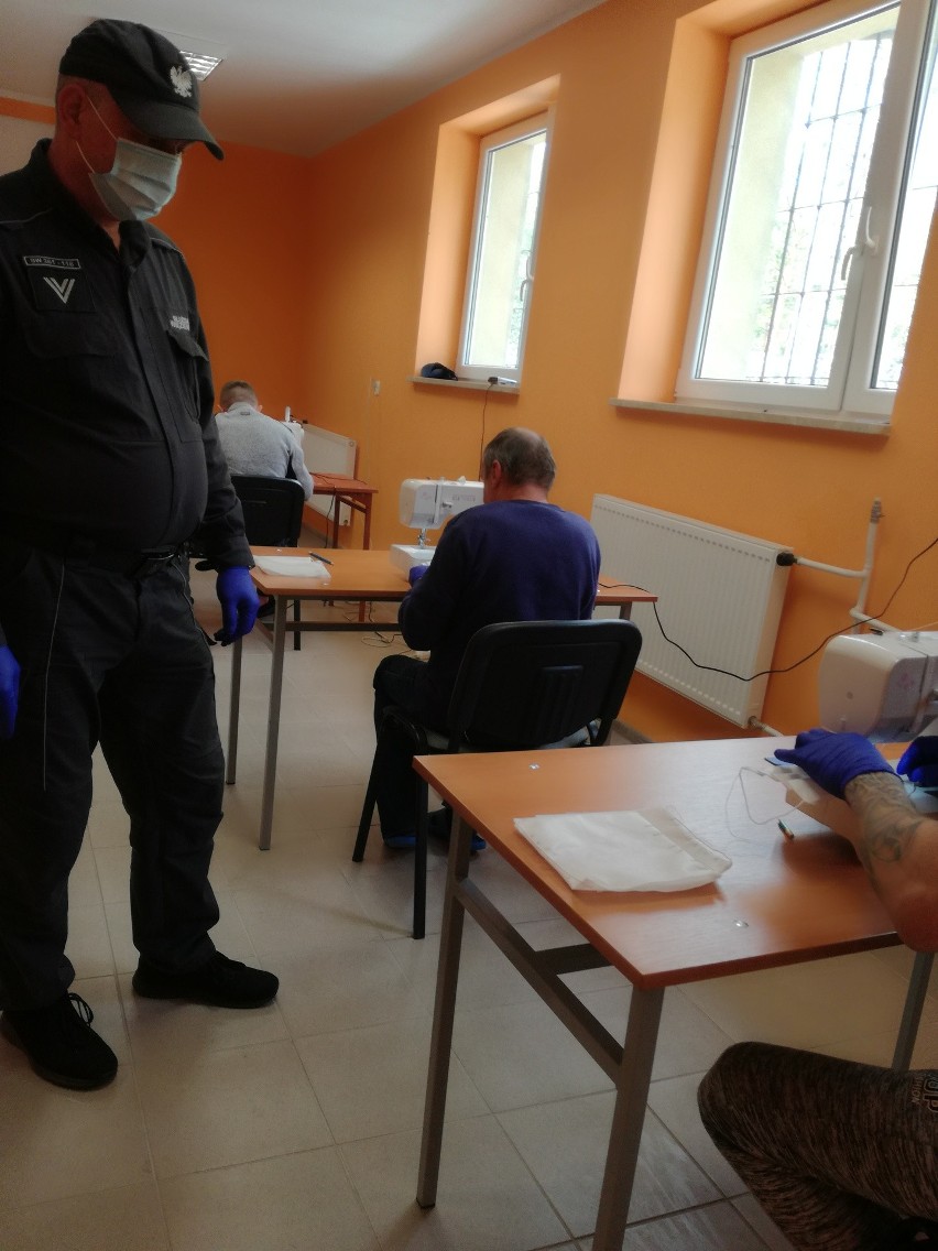 Więźniowie i służby z Grójca oraz Żytkowic szyją maseczki ochronne i pomagają w czasie epidemii koronawirusa