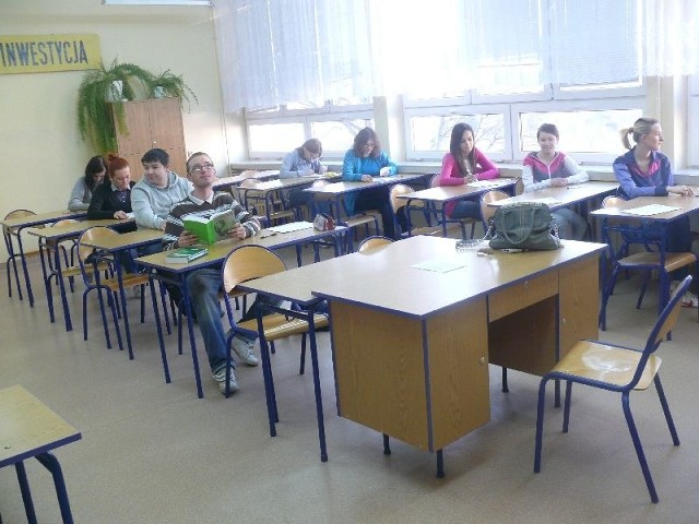 Klasa IV B z Zespołu Szkół nr 1 im. Mikołaja Kopernika w Ostrowcu podczas próbnej matury.