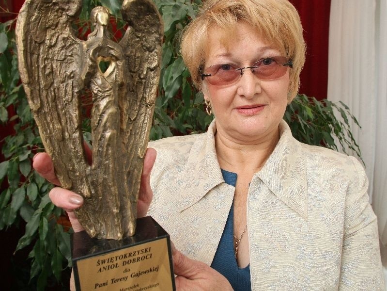 Teresa Gajewska ze statuetką Świętokrzyskiego Anioła...