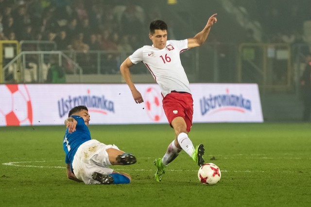 Bartosz Kapustka grał przeciwko włoskim piłkarzom podczs meczu reprzentacji U-21