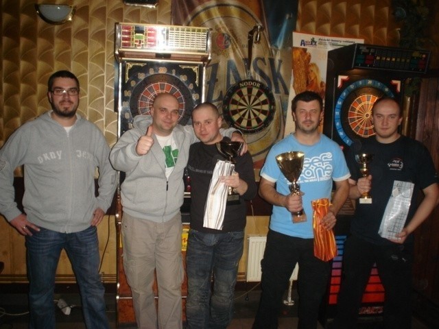 Stoją od lewej: Krzysztof Jamrozek (sponsor turnieju), Krzysztof Szuberla, Paweł Schab, Artur Pelc, Dariusz Furman.