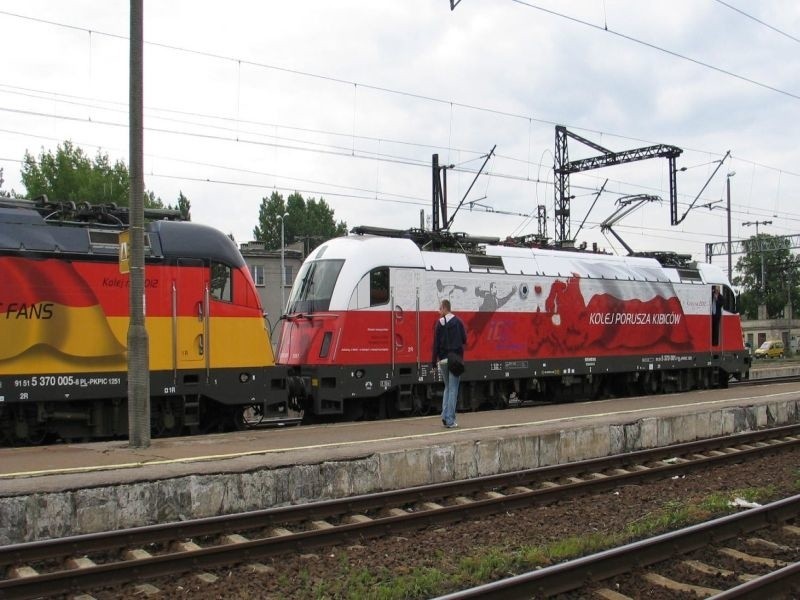 Pociąg ciągnęły dwie lokomotywy PKP Intercity, pomalowane w...