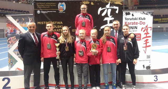 Karatecy Zarzewia Prudnik drużynowo zajęli 3. miejsce. Do do­mów wrócili z dwoma złotymi i trzema srebrnymi medalami.