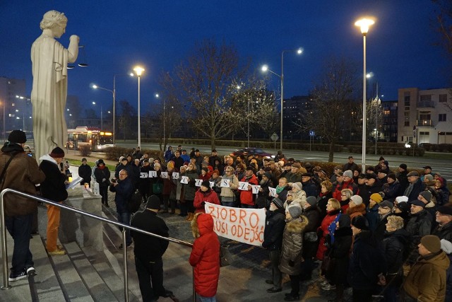 W manifestacji na Obozisku wzięło udział kilkadziesiąt osób.