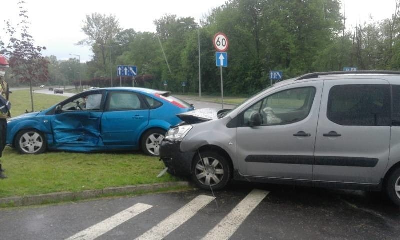 Nowy Sącz - wypadek. Zderzenie aut na ul. 1 Brygady i al. Piłsudskiego [ZDJĘCIA]