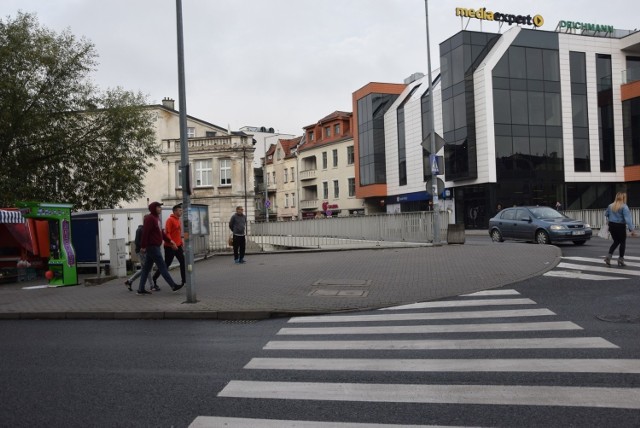 W tym miejscu, przy skrzyżowaniu ulic Mostowej i Nad Drwęcą w Brodnicy w najbliższą sobotę, 5 grudnia zostanie postawione nakrętkowe serce