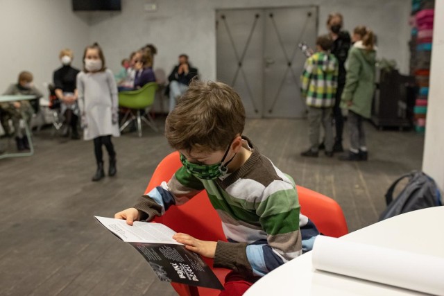 Premiera „Bajek dla niegrzecznych dzieci” odbyła się w piątek, 26.02. Spektakl Teatru Kameralnego w Bydgoszczy przyciągnął liczne grono miłośników sztuki teatralnej. Kolejne pokazy zaplanowano na sobotę i niedzielę. Jak było przed premierą? W obiektywie naszego fotoreportera widownia w oczekiwaniu na spektakl. Zapraszamy do naszej fotogalerii.