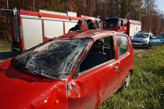 Auto dachowało w Rybniku na ulicy Tkoczów