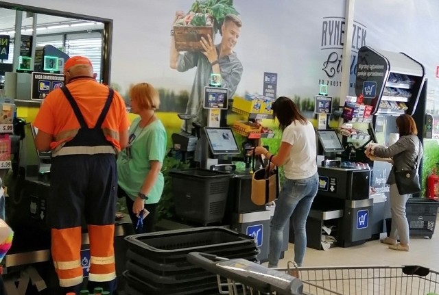 Klienci: „Wizyty w sklepach są stresujące. Nie dość, że ceny są kosmiczne, to jeszcze trzeba się samemu obsłużyć.”