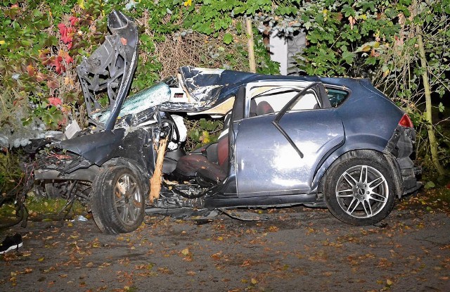 Samochód, który uderzył w drzewo, jest doszczętnie zniszczony